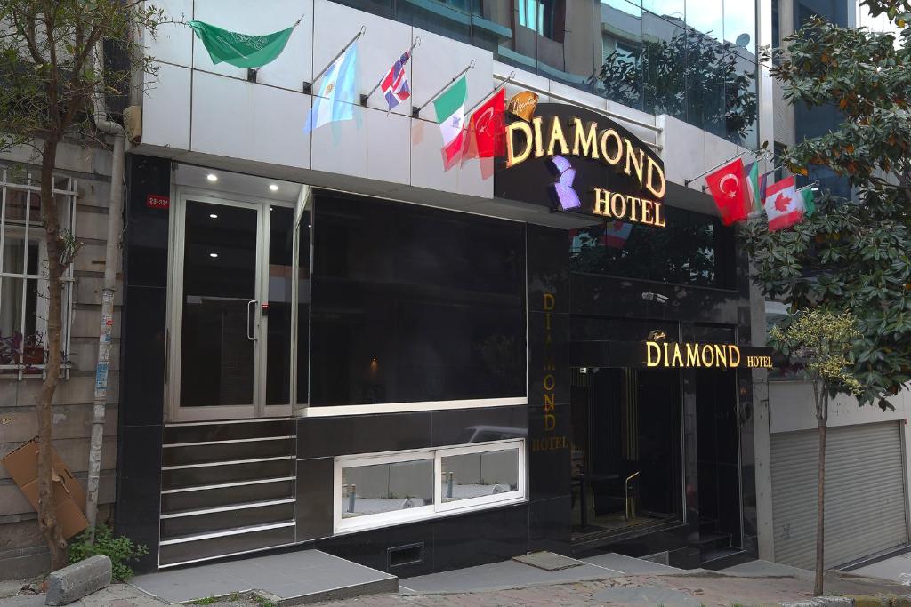 un restaurante con un cartel que lee hotel diamantes en Nişantaşı Diamond Hotel, en Estambul