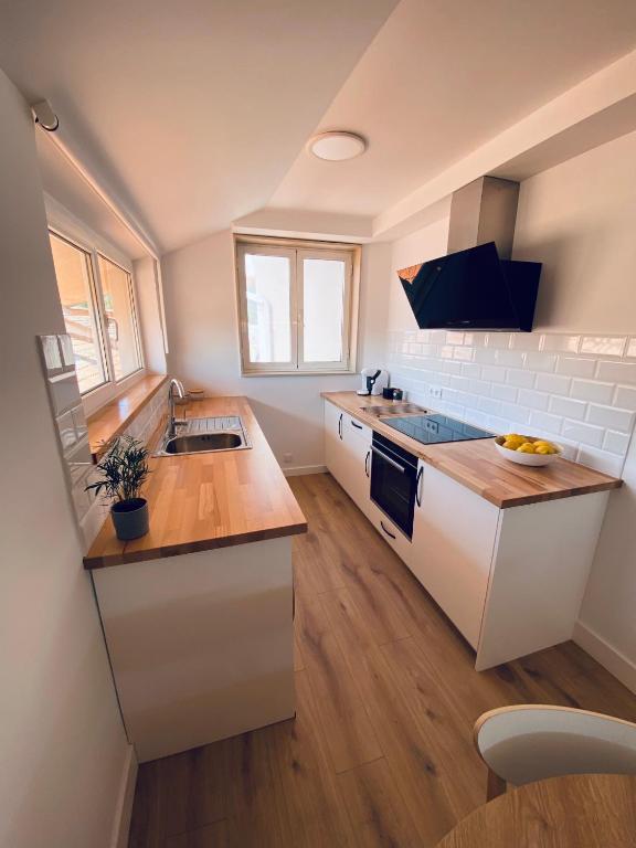 Kuchyňa alebo kuchynka v ubytovaní Dania Home Esteiro