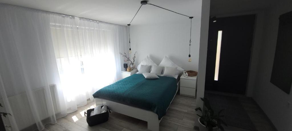 Posteľ alebo postele v izbe v ubytovaní Apartamenty Pod Uwalonym Dębem