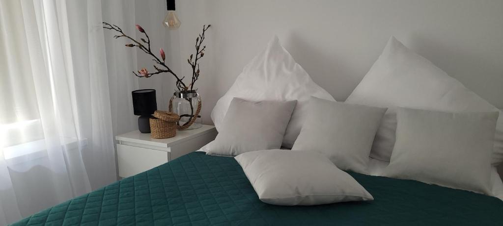 Posteľ alebo postele v izbe v ubytovaní Apartamenty Pod Uwalonym Dębem