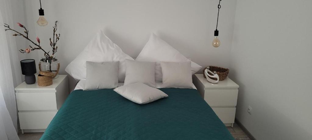 Posteľ alebo postele v izbe v ubytovaní Apartamenty Pod Uwalonym Dębem