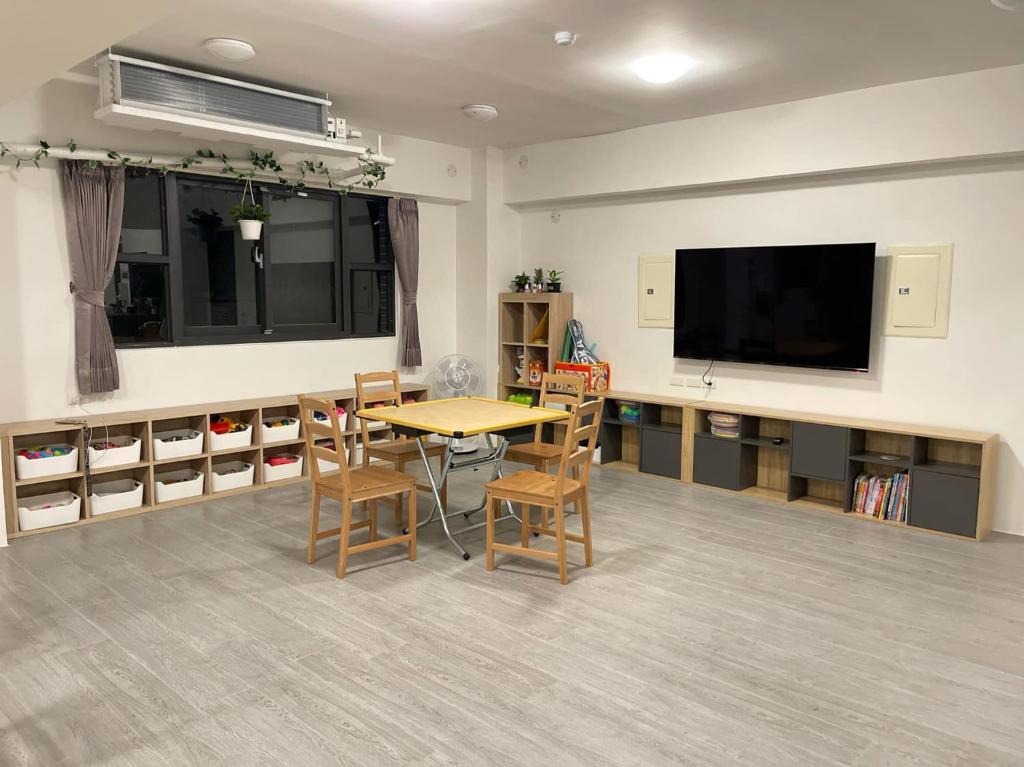 TV a/nebo společenská místnost v ubytování Dandelion Manor