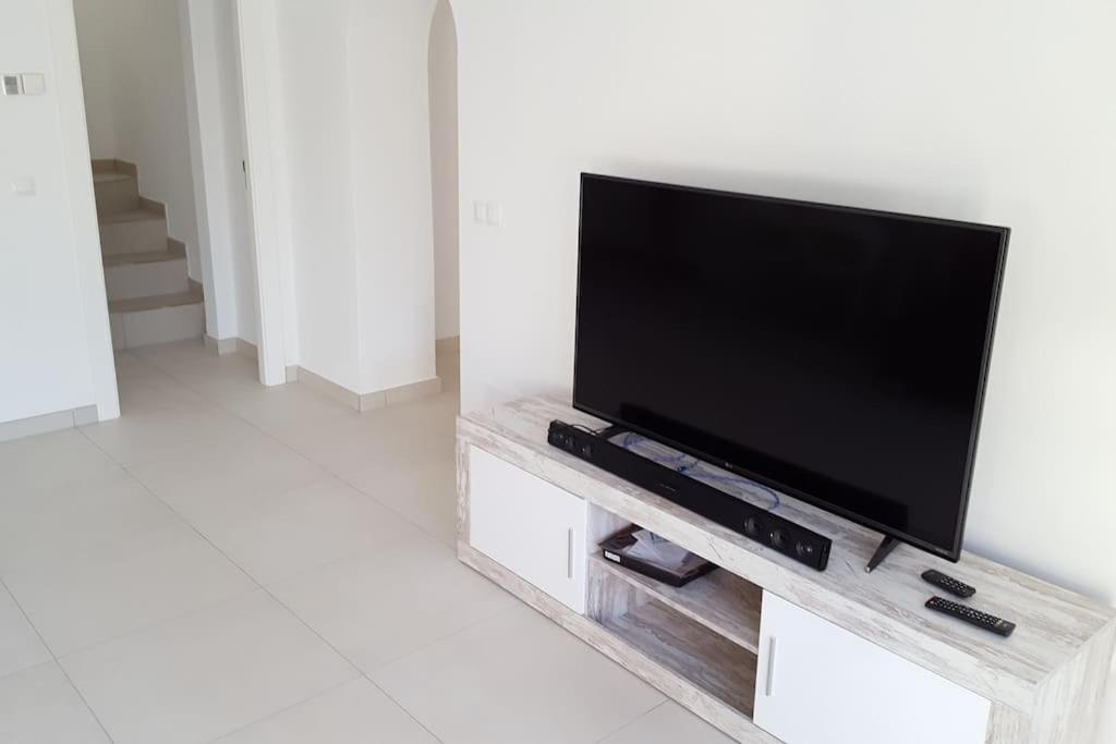 TV a/nebo společenská místnost v ubytování Luxury villa with 360 Panoramic Views Heated Pool Spa