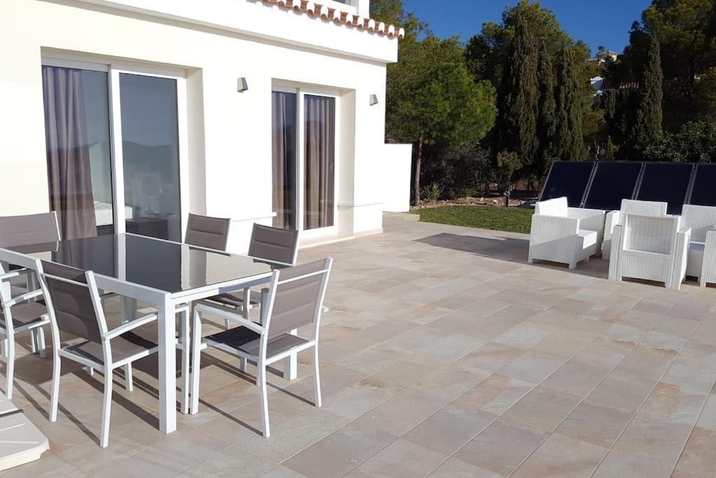 Patio nebo venkovní prostory v ubytování Luxury villa with 360 Panoramic Views Heated Pool Spa