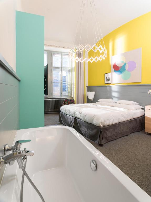 a bedroom with a bed and a bath tub at Saint SHERMIN bed breakfast & champagne in Vienna