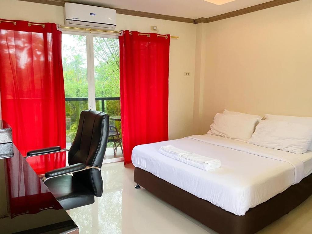 Postel nebo postele na pokoji v ubytování Red Palm Inn balcony room with Netflix