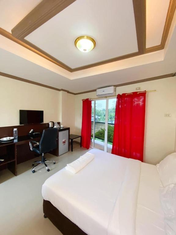 Postel nebo postele na pokoji v ubytování Red Palm Inn balcony room with Netflix