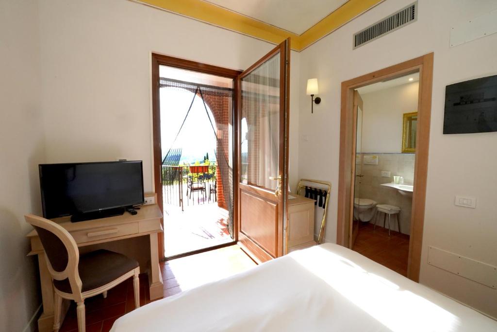 TV a/nebo společenská místnost v ubytování Saturnia Tuscany Hotel