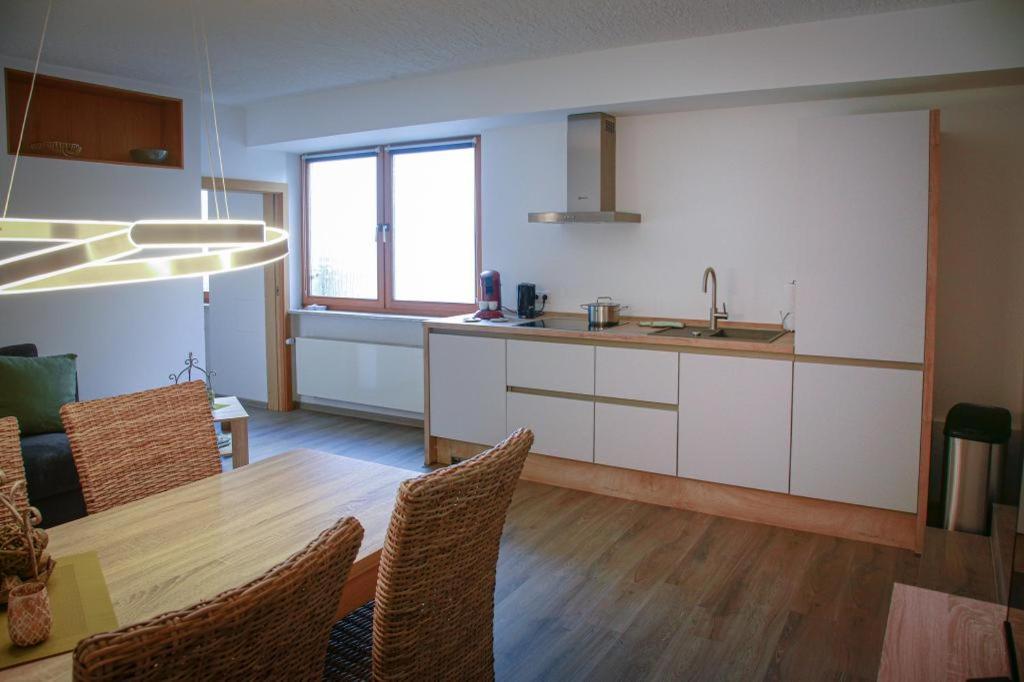 法倫達爾的住宿－Ferienwohnung Viventum34，厨房以及带桌椅的用餐室。