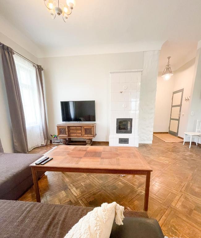 TV a/nebo společenská místnost v ubytování Spacious Supeluse Apartment