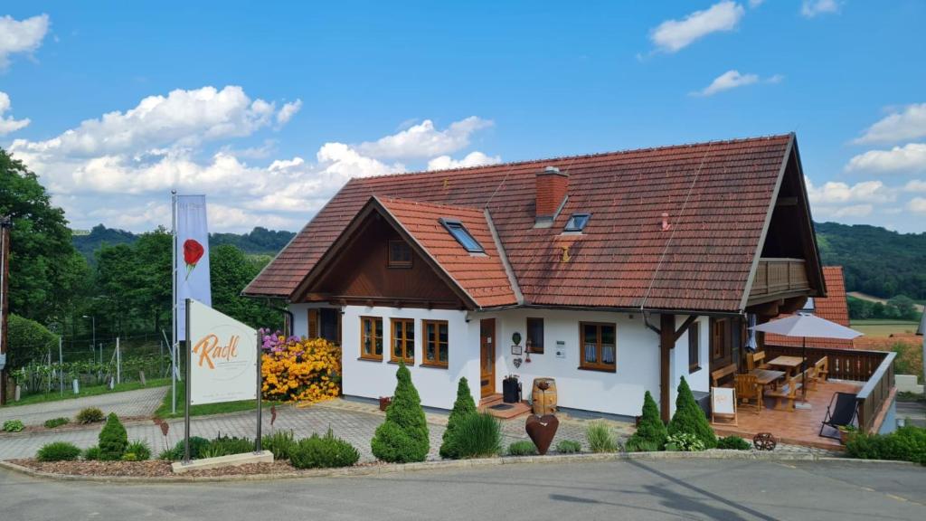 ein kleines Haus mit braunem Dach in der Unterkunft Gästehaus - Camping- Weinhof Radl in Klöch