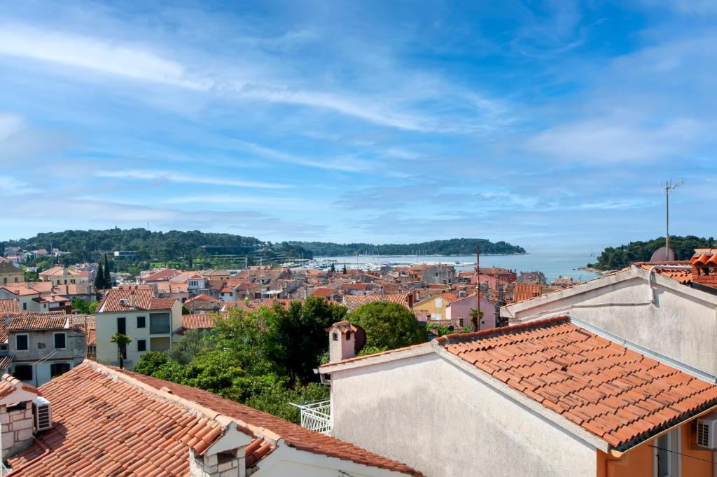 vista dai tetti di una città di Casa Bellavista Sea View a Rovigno (Rovinj)