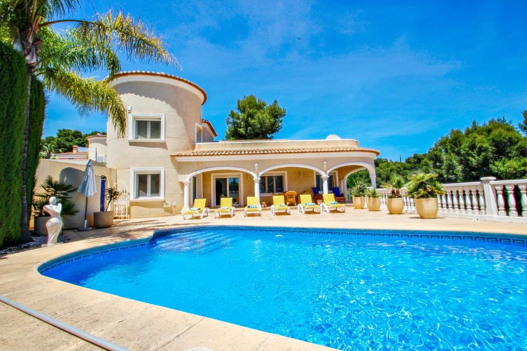 een villa met een zwembad voor een huis bij El Sol - luxury villa with private pool in Benissa in Teulada