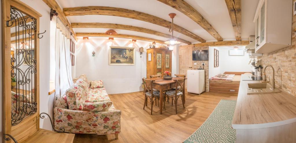 - un salon avec un canapé et une table dans l'établissement Rustic Apartment PETRA, à Vallée de la Soča