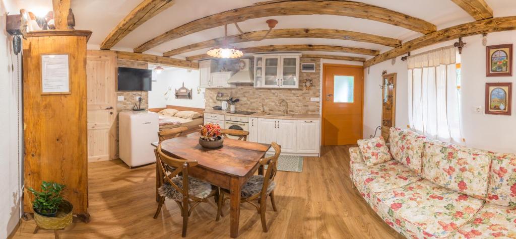 Kuchyň nebo kuchyňský kout v ubytování Rustic Apartment PETRA