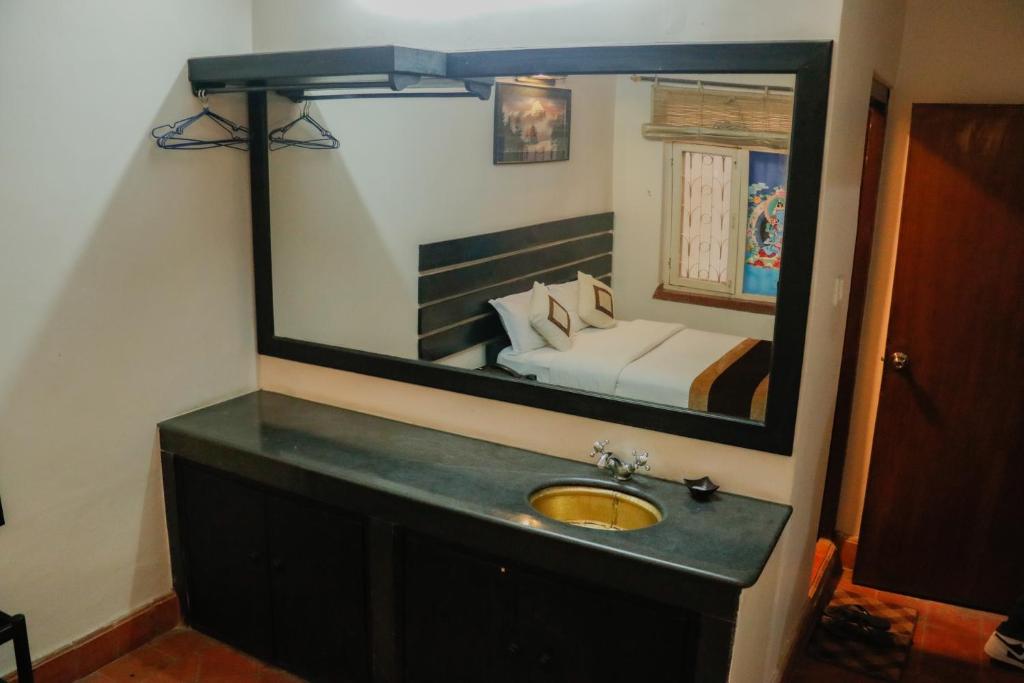 Postel nebo postele na pokoji v ubytování Hotel ThorongLa Thamel