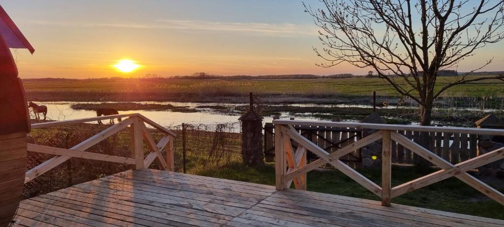 un tramonto dal ponte di una casa di Filipówka a Sztabin