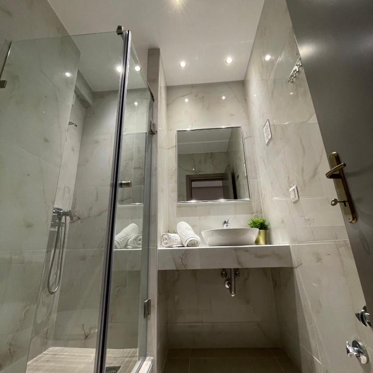 A bathroom at Sarantis Hotel
