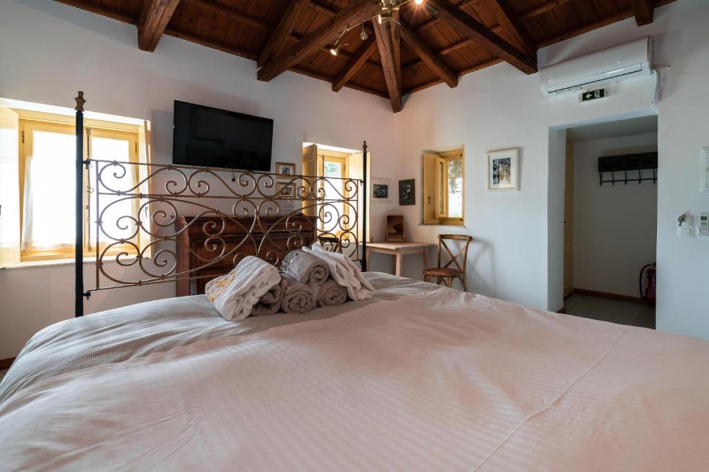 Postel nebo postele na pokoji v ubytování Rafalias Mansion