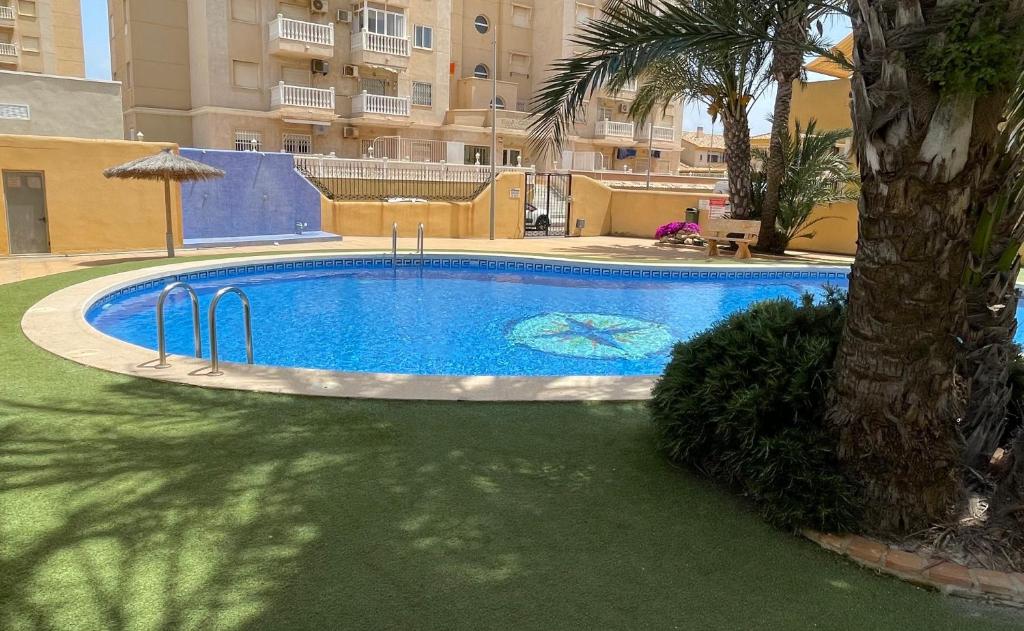 Bazén v ubytování ÁTICO - Playa Paraíso - Cabo de Palos - La Manga - Vivienda Vacacional MU3896 nebo v jeho okolí