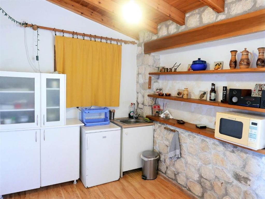 Kuchyň nebo kuchyňský kout v ubytování Το Λαϊνάκι by Fox Tale Guest House
