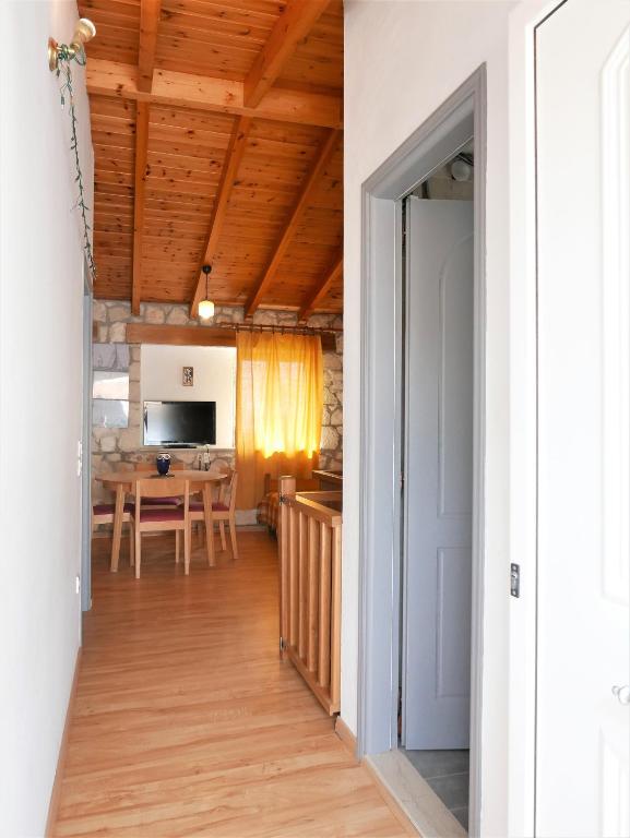 Kuchyň nebo kuchyňský kout v ubytování Το Λαϊνάκι by Fox Tale Guest House