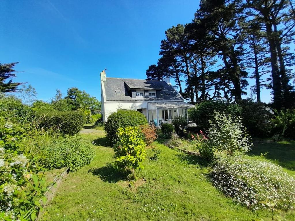 een wit huis op een heuvel met een tuin bij Le coteau in Le Palais