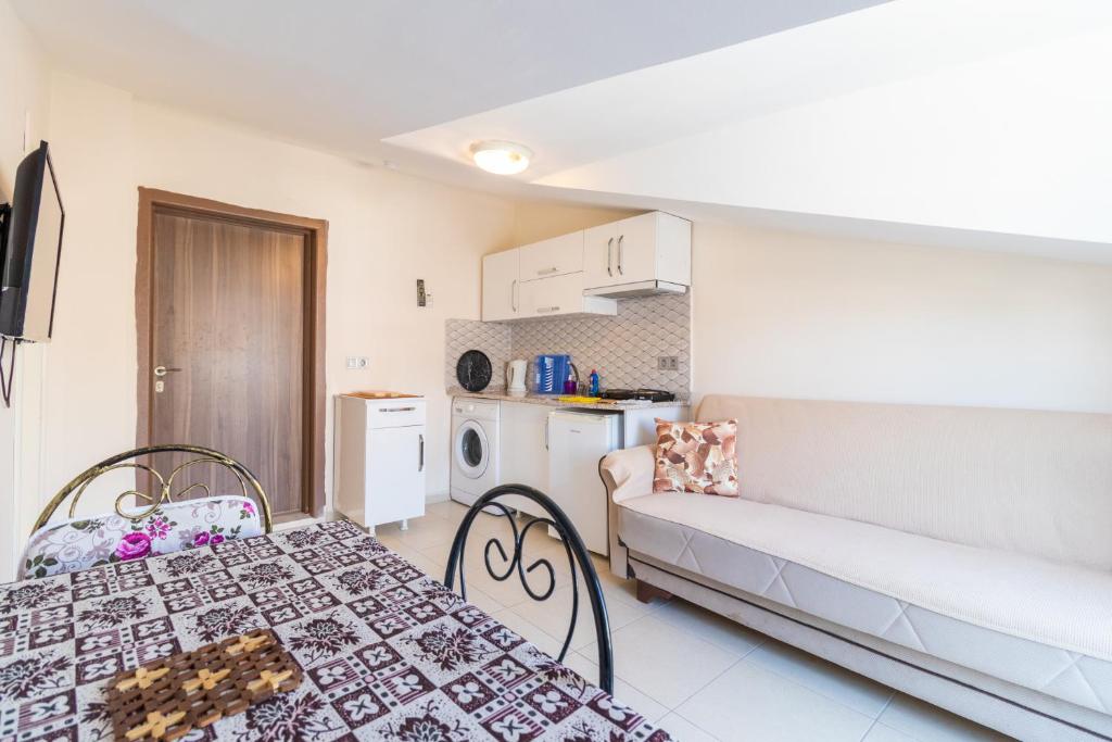 a small room with a bed and a kitchen at Apartments Near to City Center and Beach in Marmaris