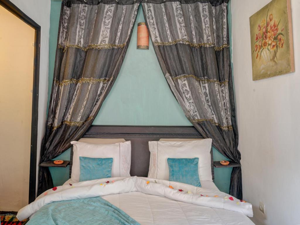 Postel nebo postele na pokoji v ubytování Riad Lazorde De Marrakech