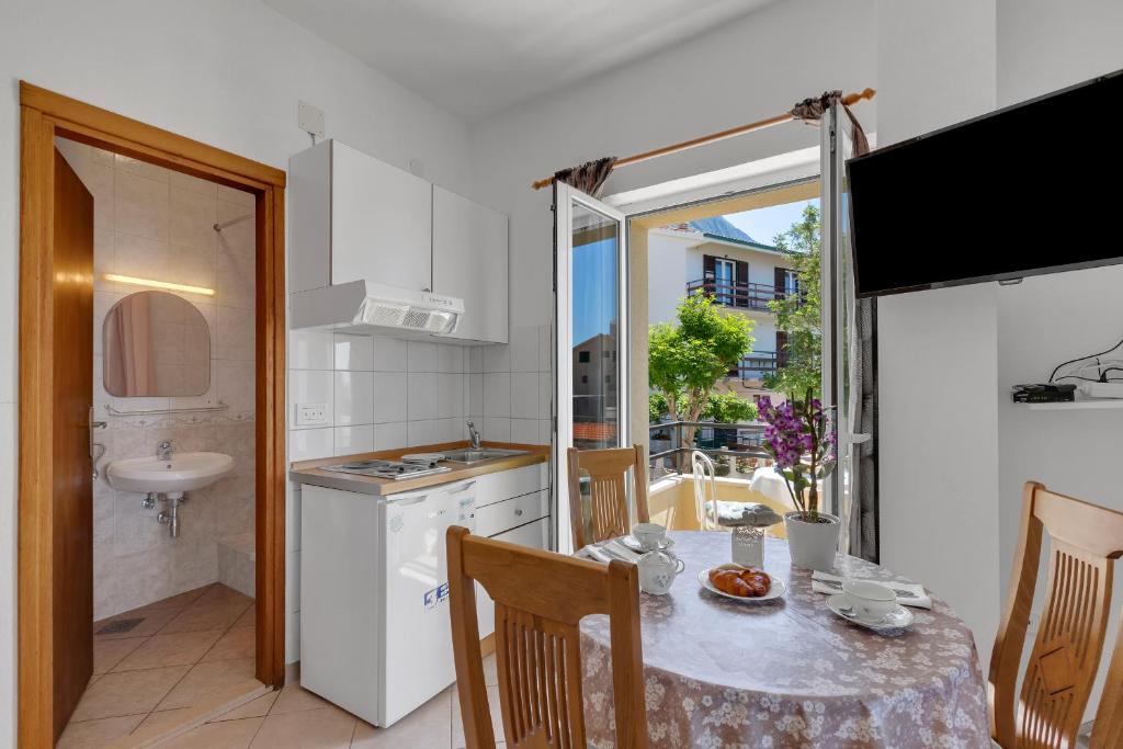 Kuchyňa alebo kuchynka v ubytovaní Apartments Danica Drašnice