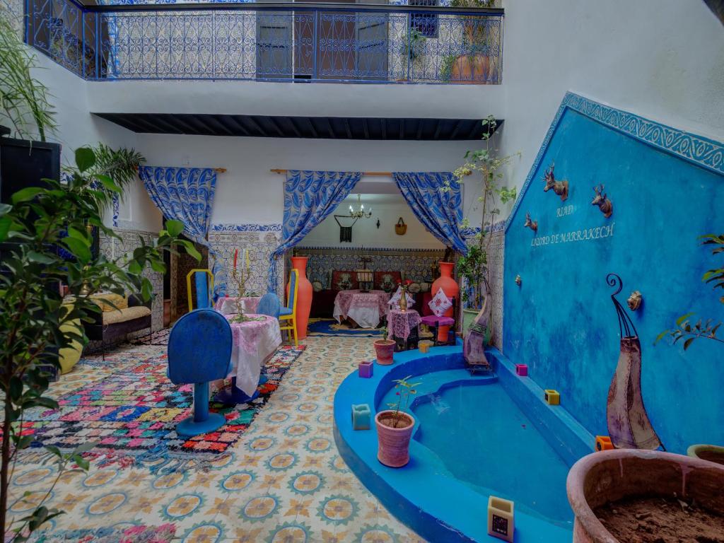 Bazén v ubytování Riad Lazorde De Marrakech nebo v jeho okolí