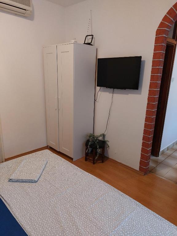 Televízia a/alebo spoločenská miestnosť v ubytovaní Apartmani E&G