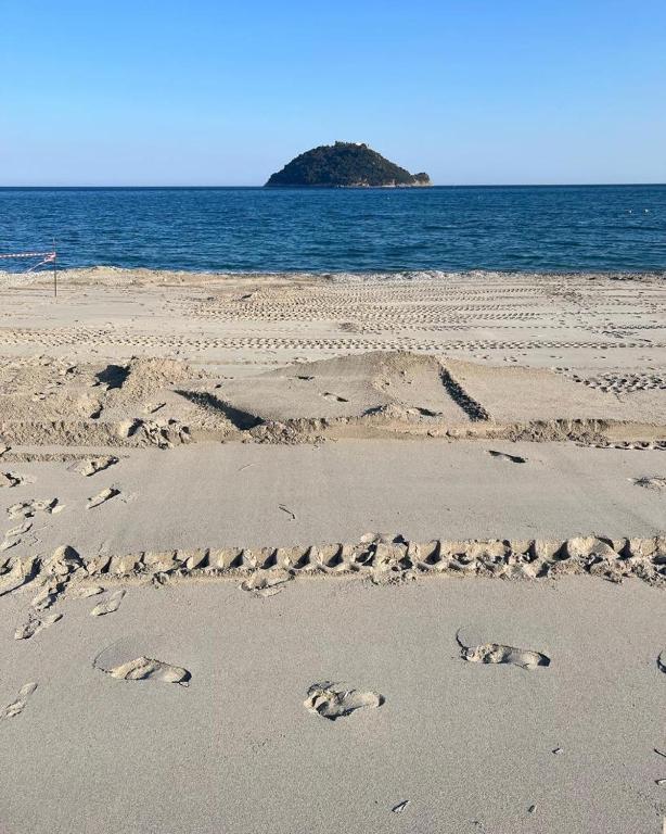 grupa odcisków stóp w piasku na plaży w obiekcie Casa di Andreea e Bogdan w Albendze