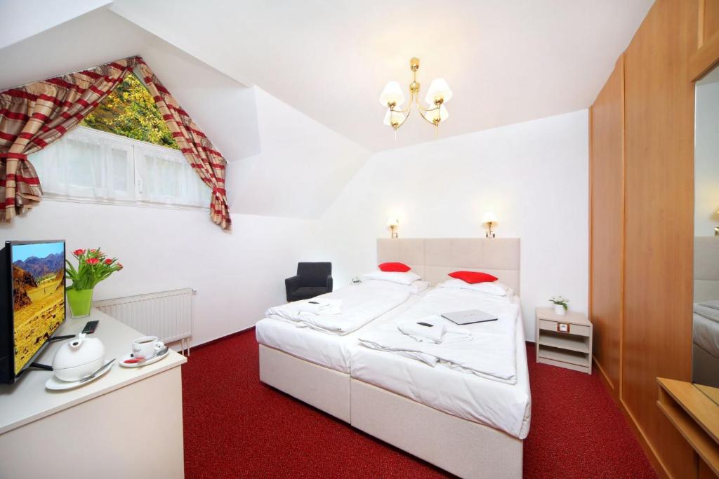 Postel nebo postele na pokoji v ubytování Hotel Hradec