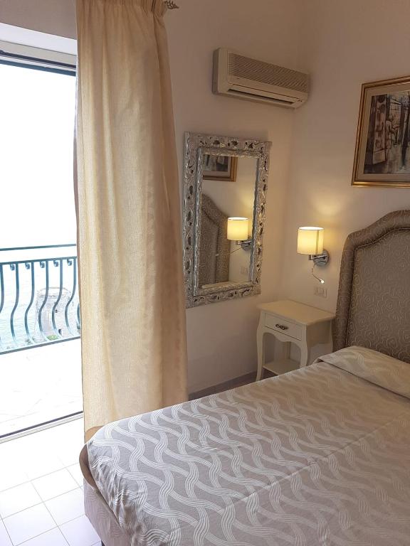 A bed or beds in a room at Hotel La Perla
