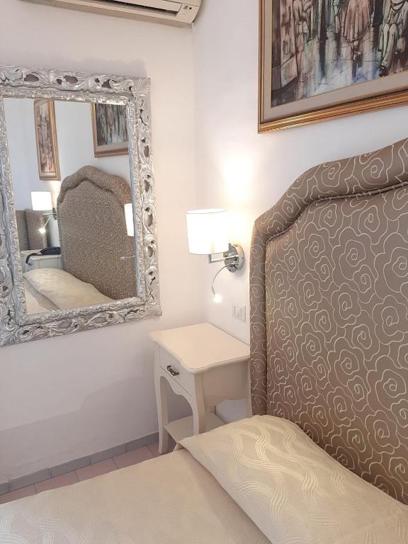 A bed or beds in a room at Hotel La Perla