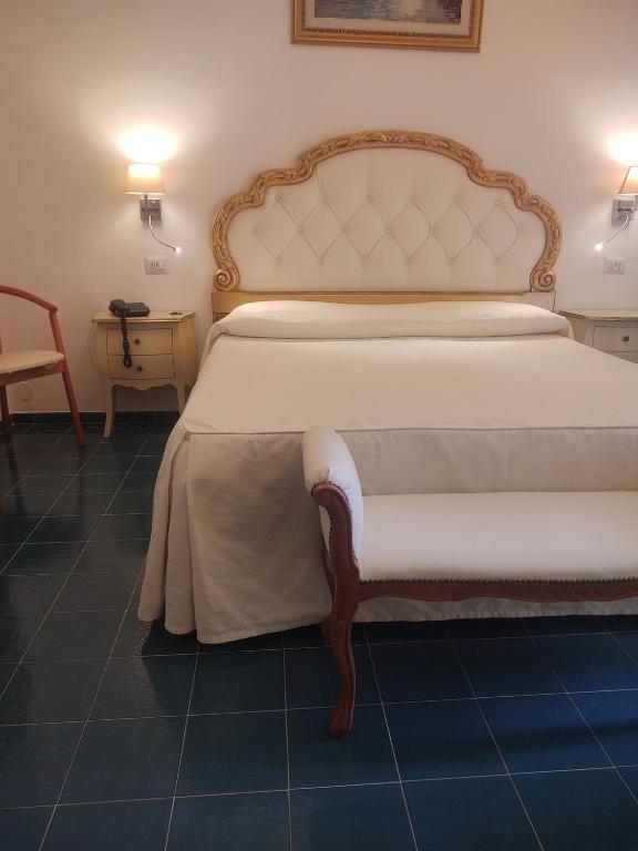 A bed or beds in a room at Hotel La Perla