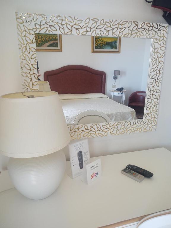 A bed or beds in a room at Hotel La Perla