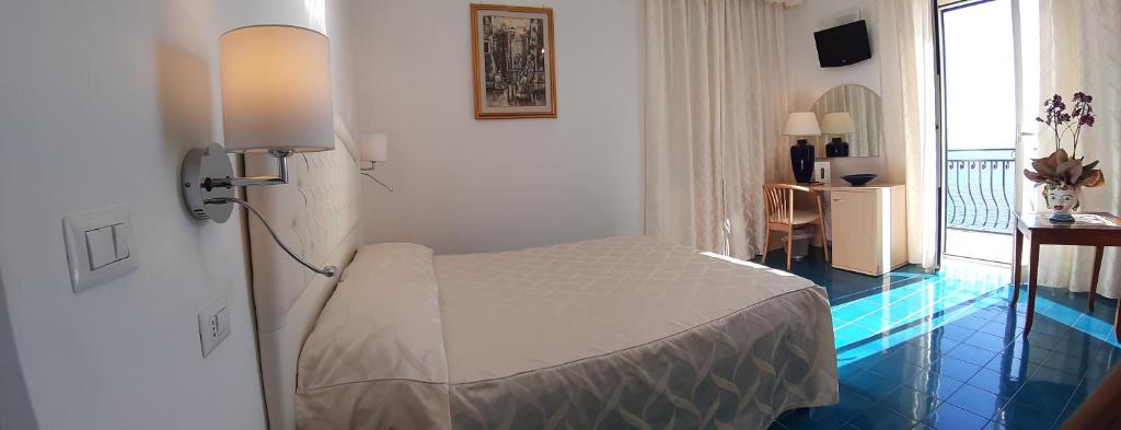 A bed or beds in a room at Hotel La Perla