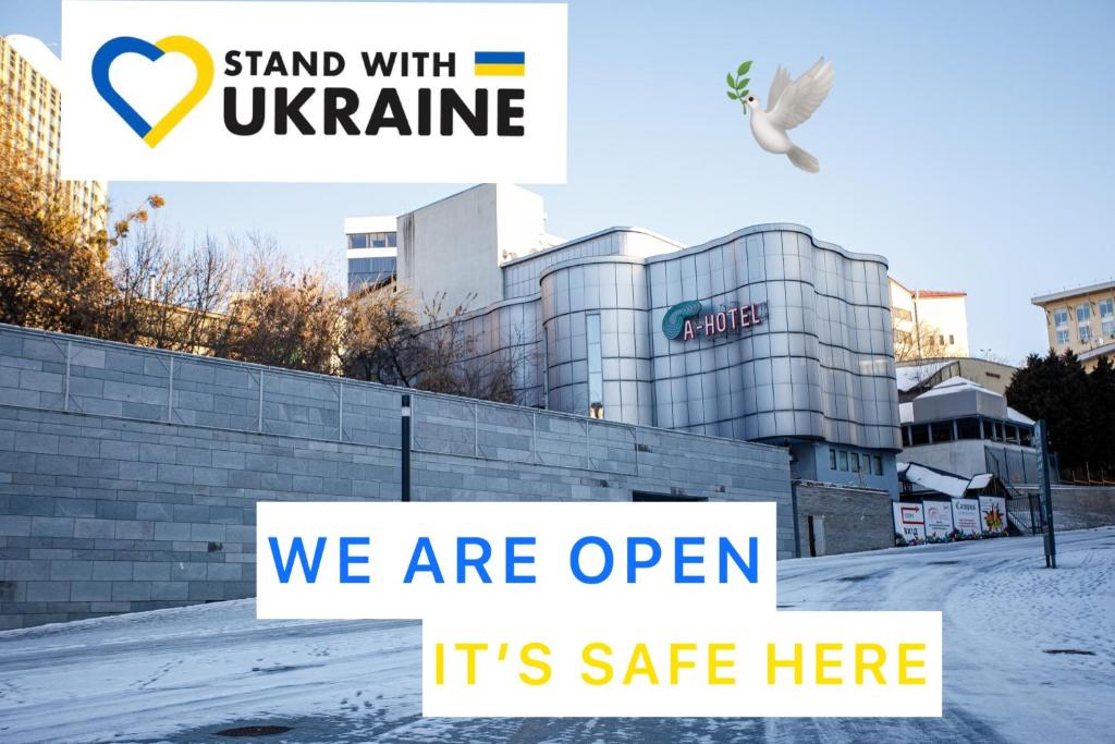 Ein Zeichen, das steht mit Uukraine. Wir sind offen. in der Unterkunft Campus Community A-Hotel in Kiew