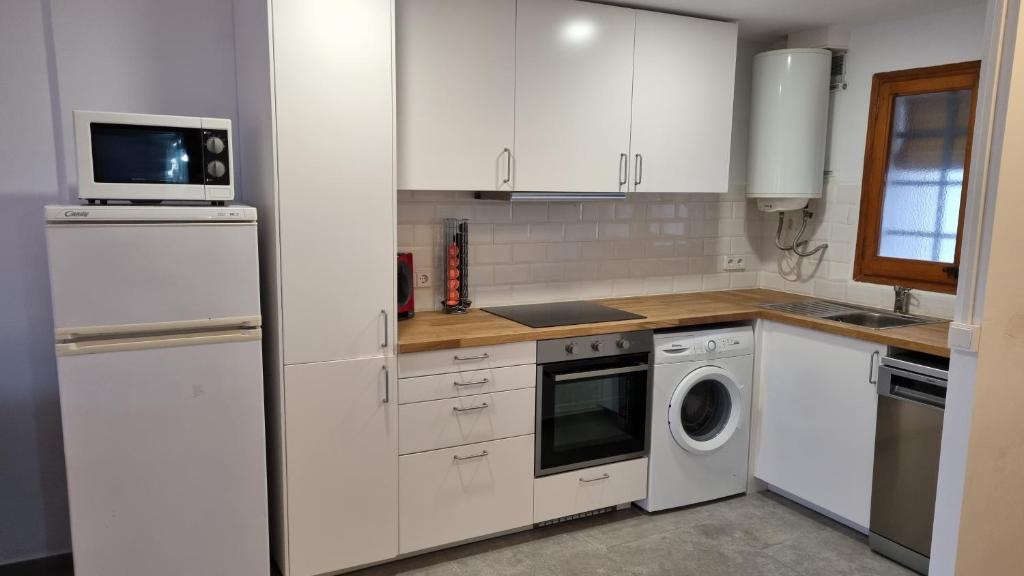 Kuchyň nebo kuchyňský kout v ubytování Apartamento familiar con piscina y wifi