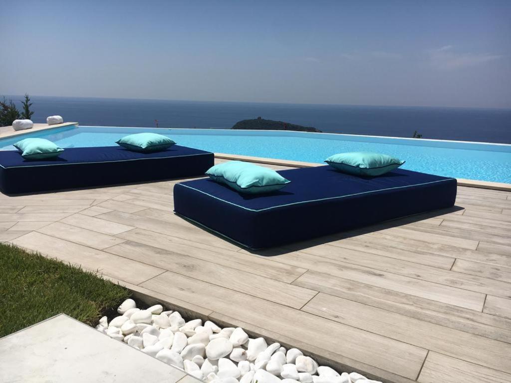 Bassenget på eller i nærheten av Luxury villa Blue&Blanc piscina a sfioro isola