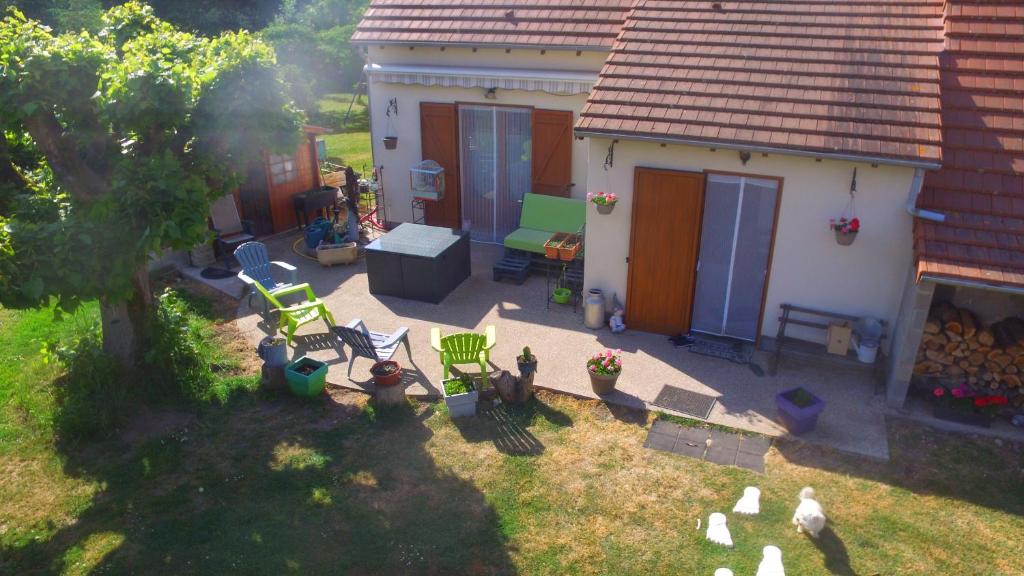 een luchtzicht op een tuin met stoelen en een huis bij laurilia in Saint-Romain-sur-Cher