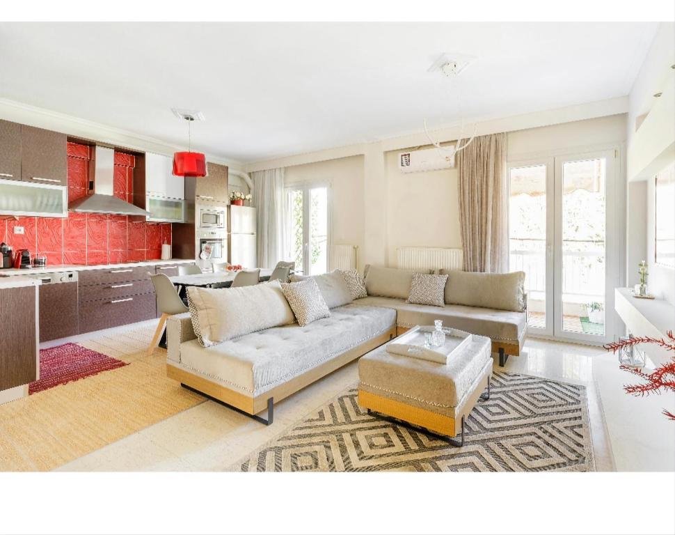 sala de estar con sofá y cocina en Double A Luxury Apartment, en Tesalónica