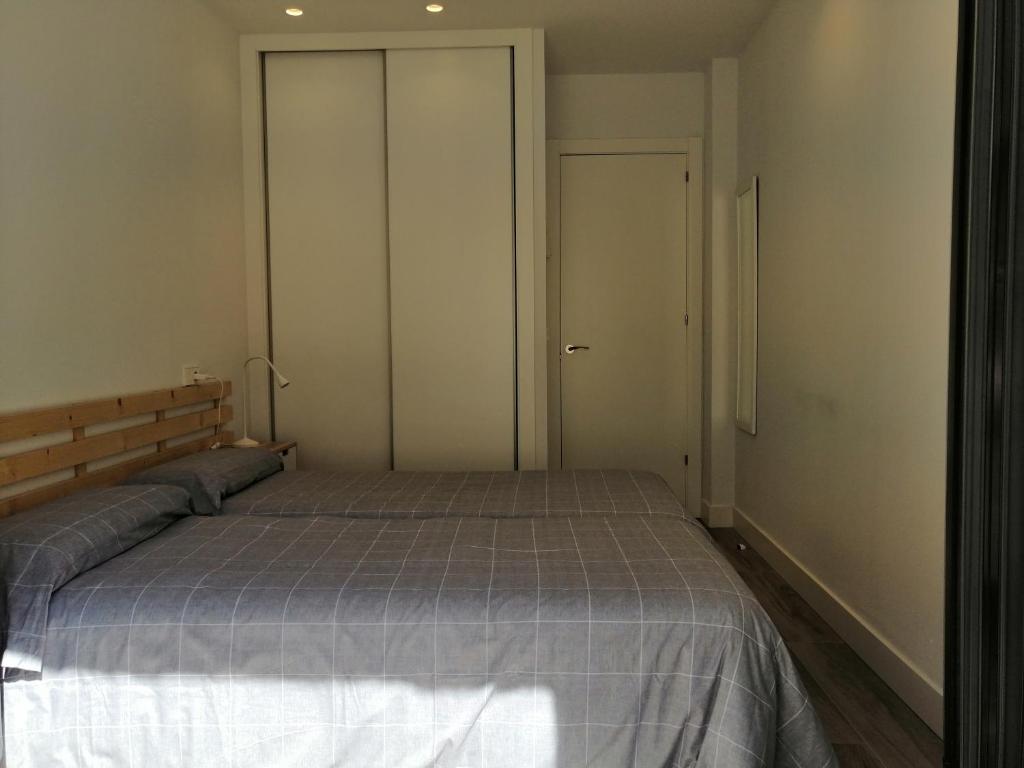 A bed or beds in a room at Dindurra Gijón Centro-Parking gratuito