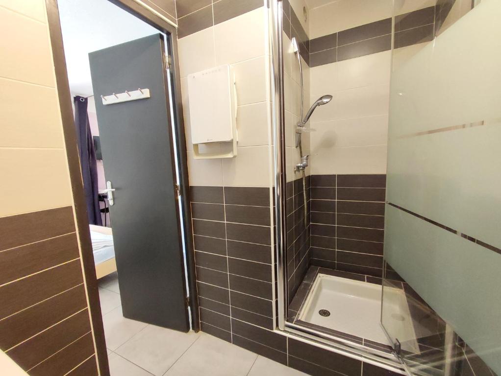 Kúpeľňa v ubytovaní Appartement calme avec jardin privatif - 3 -