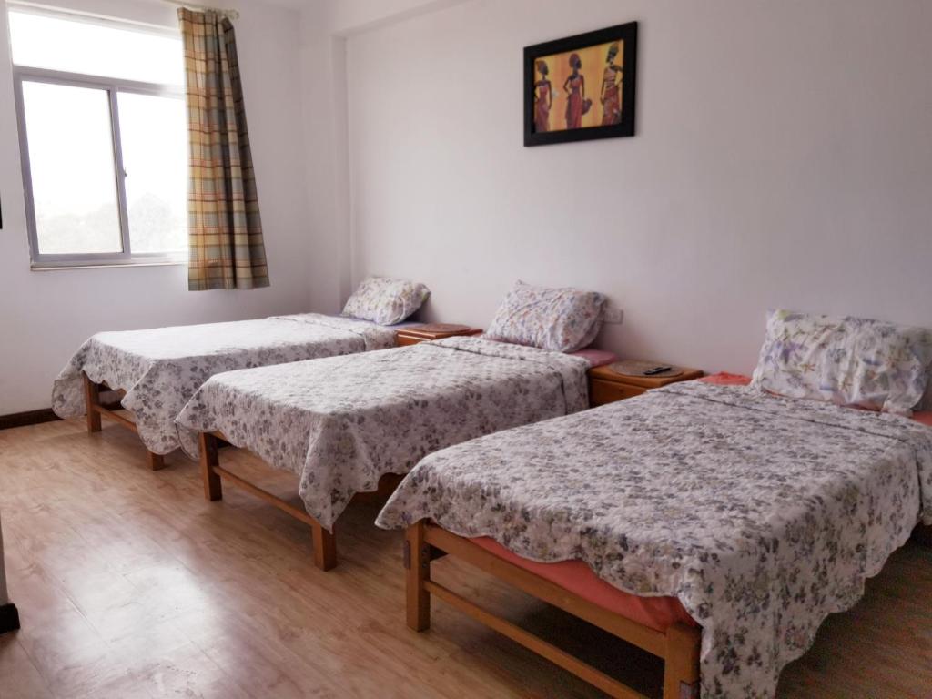 Zimmer mit 3 Betten und einem Fenster in der Unterkunft Casa Talara in Talara