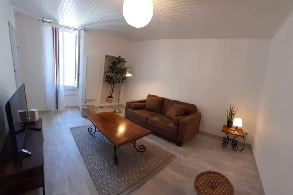 un salon avec un canapé et une table basse dans l'établissement Etage d'une agréable maison de ville, à Bourg-Saint-Andéol