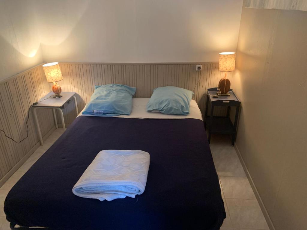 una piccola camera con un letto e due comodini di Ducey-Les Chéris étape Mont Saint Michel St Malo 50220 a Ducey