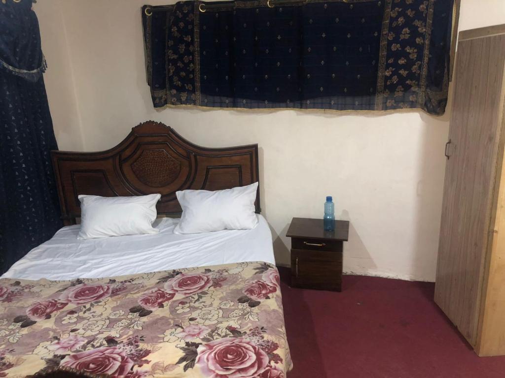 Postel nebo postele na pokoji v ubytování Highlander inn Skardu